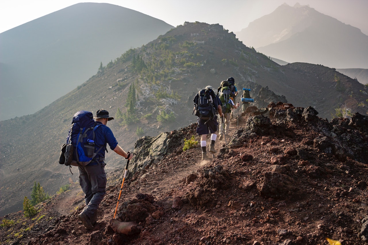 Gruppe wandert über Berge Herausforderung Mammutmarsch Praktische Tipps für die Vorbereitung